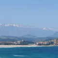 San Vicente de la Barquera con los Picos de Europa nevados detrás